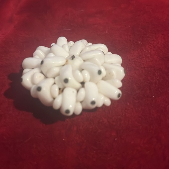 White milk glass broach - Picture 2 of 3